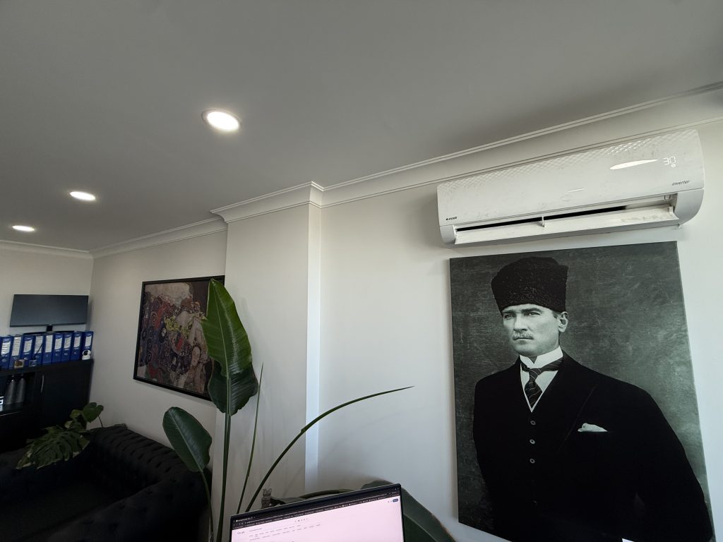 Bursa Maya Hukuk Bürosu ofis iç mekânı Atatürk portresi