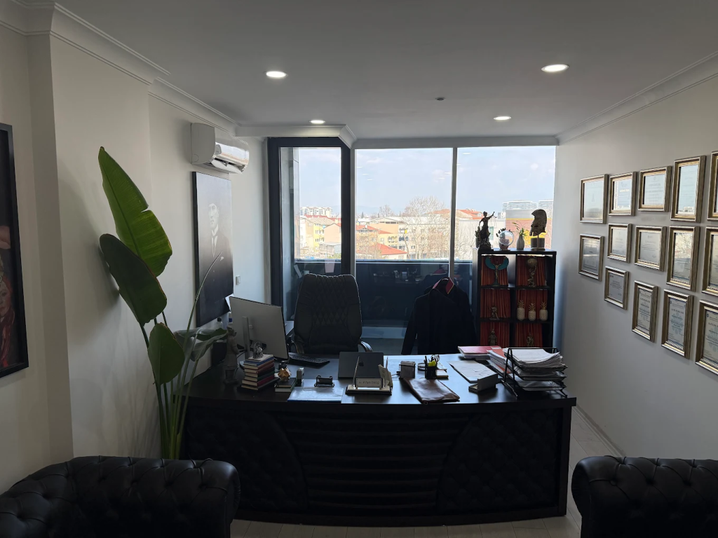 Bursa Maya Hukuk Bürosu ofis çalışma masası