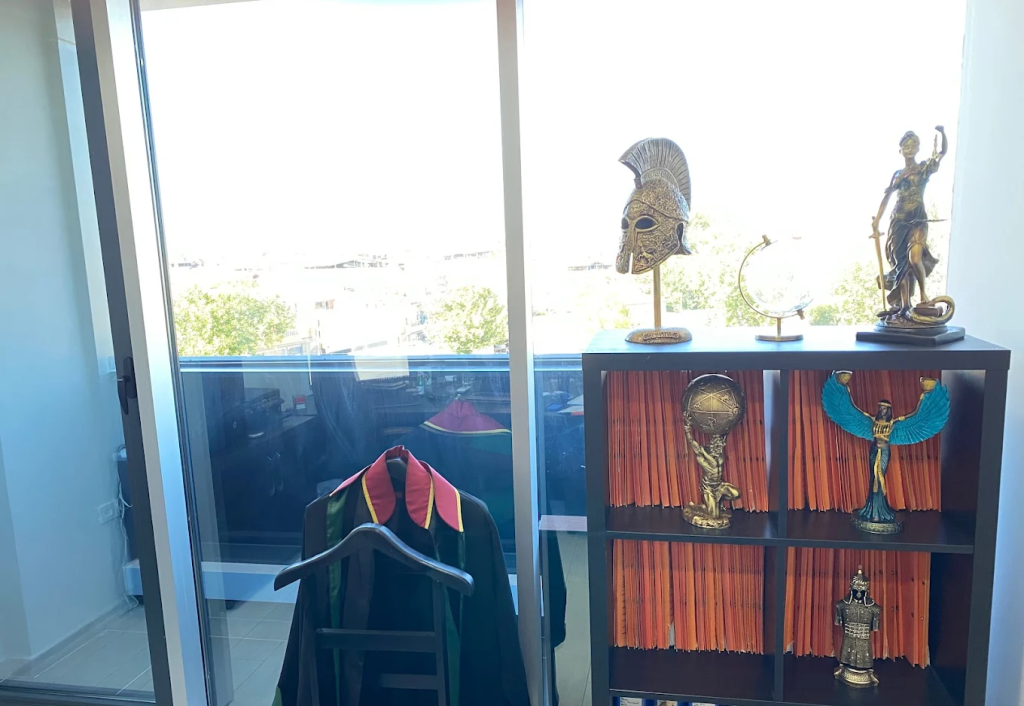 Bursa Maya Hukuk Bürosu avukatlık cübbesi ve dosyalar